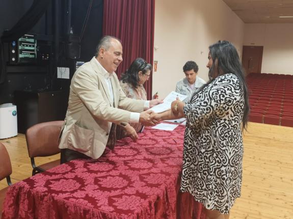 Imaxe da nova:A Xunta participa na entrega de diplomas dos cursos do Centro Sociocultural Valladares