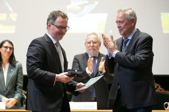 Imaxe da nova:Gómez Caamaño subliña a contribución do doutor Martinón ao liderado de Galicia en vacinación e protección da saúde da infancia