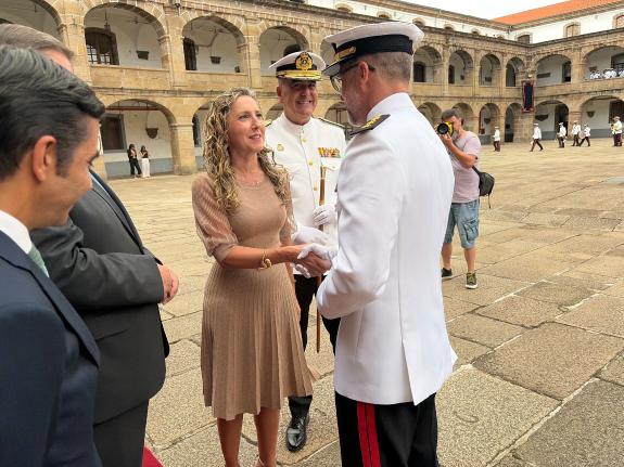 Imaxe da nova:Martina Aneiros asiste ao acto de entrega de Mando ao novo coronel do Tercio Norte