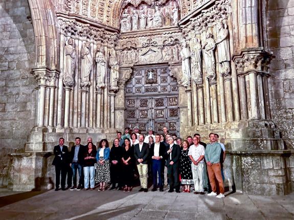 Imagen de la noticia: Xosé Merelles destaca el atractivo turístico de Tui que estrena iluminación sostenible en la Catedral