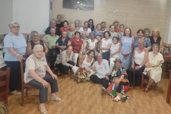 Imagen de la noticia:Los usuarios del centro sociocomunitario de Corcubión de la Xunta celebran su fiesta anual