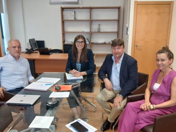 Imaxe da nova:Natalia Botana aborda co presidente da Federación Galega de Confrarías novos eixos de traballo para adaptar os portos ás necesidade...