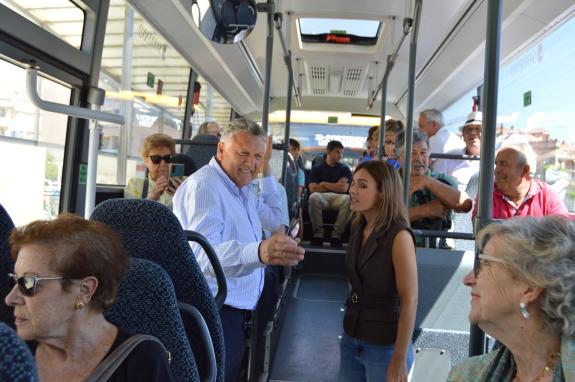 Imaxe da nova:O concello de Sanxenxo estrea hoxe as tres liñas circulares no marco do convenio coa Xunta para manter este verán o reforzo do serv...