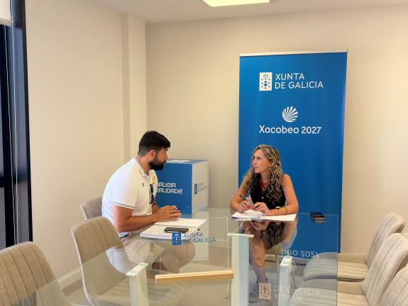 Imaxe da nova:A delegada da Xunta en Ferrol reúnese co presidente da Asociación Deportiva Monte Medulio no marco do ‘VI Beach Rugby Vila de As Po...