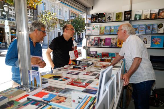 Imaxe da nova:Anxo M. Lorenzo convida a desfrutar en Vigo “dunha feira do libro de récord con máis de 200 actividades”
