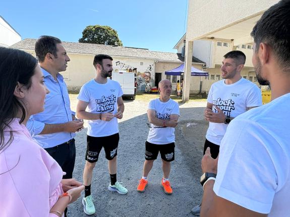 Imaxe da nova:Alfonso Villares visita aos participantes no campus Kingtela de baloncesto, que conta co apoio da Xunta
