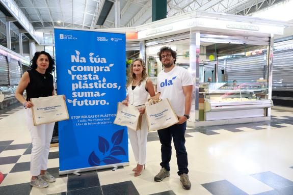 Imaxe da nova:A Xunta reparte bolsas reutilizables en Ferrol polo ‘Día internacional libre de bolsas de plástico’