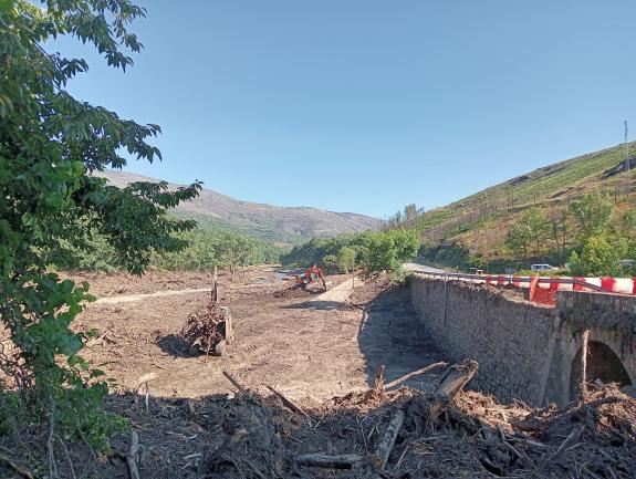 Imaxe da nova:A Xunta avanza na recta final dos traballos de retirada de arrastres no Pontón da OU-533, no concello de Viana do Bolo