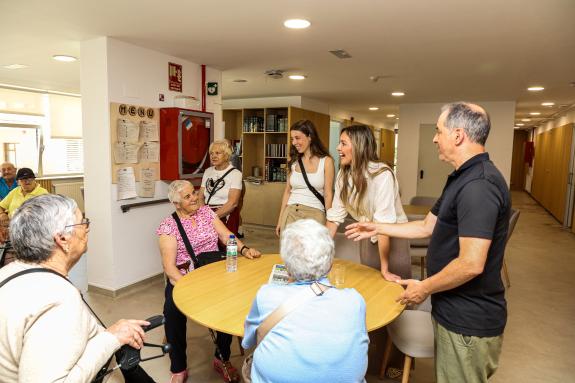 Imaxe da nova:Fabiola García visita os usuarios da residencia de maiores pública autonómica da Pobra do Caramiñal