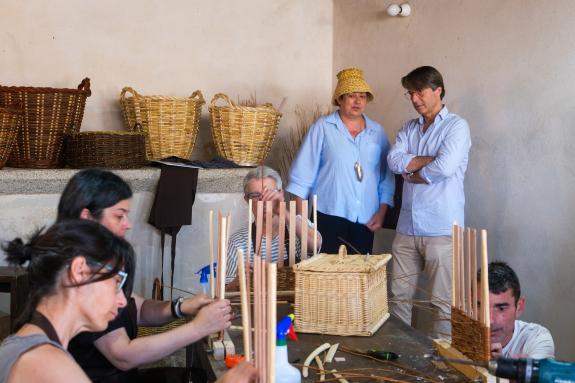 Imaxe da nova:Miguel Corgos visita o Corazón da Artesanía no XIII Encontro dos Pendellos de Agolada