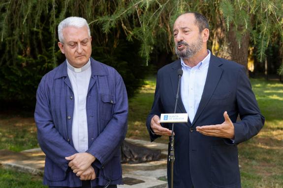 Imaxe da nova:A Xunta reforza o control de fluxos da Catedral de Santiago e a desestacionalización do Camiño, que medra un 28% en tempada media e...