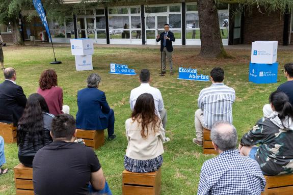 Imaxe da nova:A Xunta impulsa a formación de preto de 50 mestres de entidades galegas do exterior que difundirán o baile e a música tradicional d...