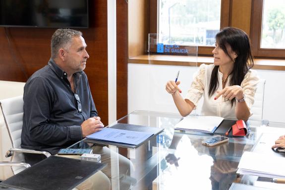 Imaxe da nova:A conselleira María Martínez Allegue mantén unha reunión de traballo co alcalde de Cerdido
