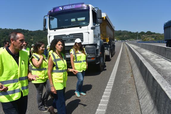 Imaxe da nova:Allegue supervisa a proba de carga no viaduto da autovía AG-53 sobre o río Barbantiño con 24 camións con case 1.000 toneladas de pe...