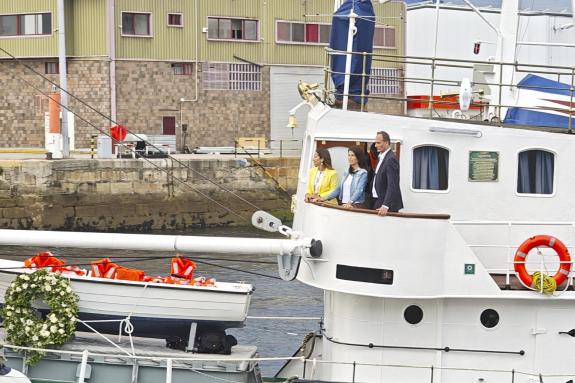 Imagen de la noticia:Marta Villaverde y María Allegue participan en el Día del Carmen en el puerto de Vigo