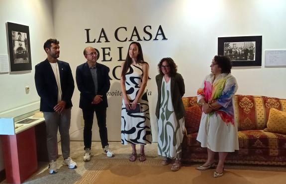 Imagen de la noticia:La Xunta pone en valor en una exposición de la Fundación Cela el papel de Padrón en el rodaje de 'La Casa de Troya'