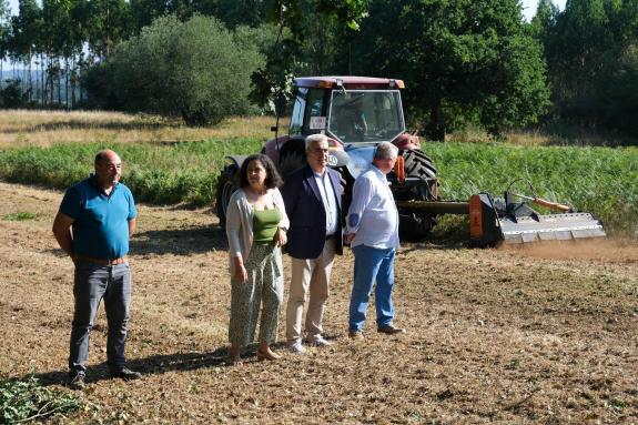 Imaxe da nova:Belén do Campo comproba no Pino o labor dos tres traballadores contratados cun apoio de preto de 51.000 € do programa Galicia Suma ...