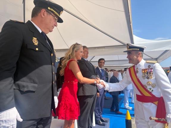 Imagen de la noticia:La delegada territorial de la Xunta en Ferrol participa en el acto de jura de bandera de los marineros de las escuelas de es...
