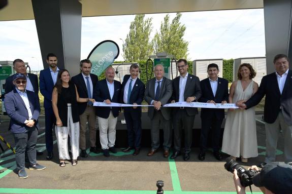 Imaxe da nova:A Xunta asiste á inauguración da nova estación de recarga ultrarrápida para vehículos eléctricos de Atlante España na estación de s...