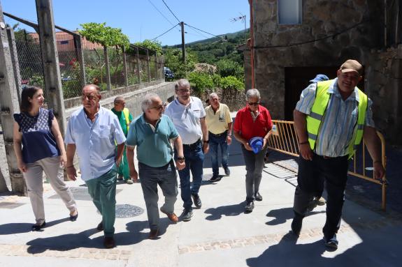 Imaxe da nova:Manuel Pardo supervisa o estado das obras para a mellora de espazos públicos no concello de Muíños, nas que a Xunta inviste máis de...