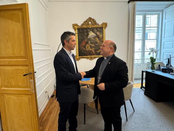 Imagen de la noticia:El comisario del Xacobeo 2027 y el arzobispo de Santiago se reúnen para reforzar la colaboración de cara a la celebración de...