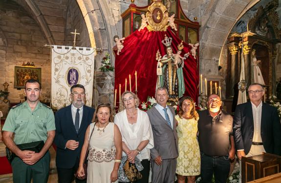 Imaxe da nova:Villaverde recoñece a traxectoria das xentes do mar en Muros durante os actos de celebración do Carme