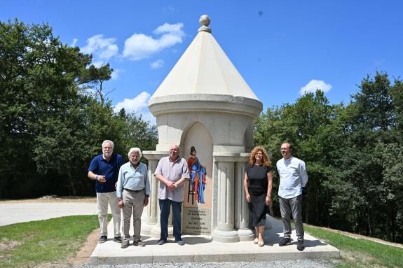Imagen de la noticia:Alumnado del CIFP Cantería de Galicia elabora y entrega un templete a la Ínsua dos Poetas