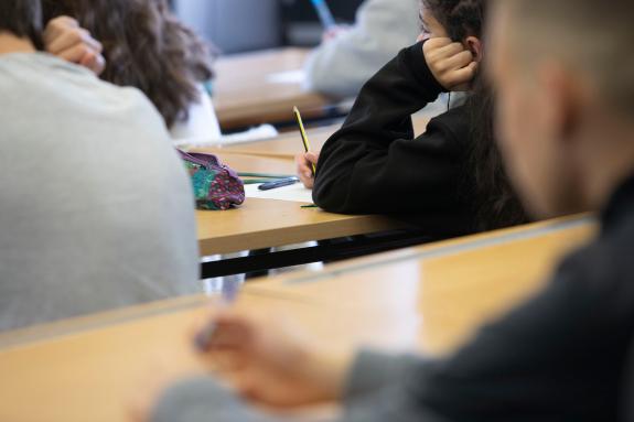 Imaxe da nova:As aulas galegas contarán con 900 profesores máis na etapa de secundaria o vindeiro curso grazas ás novas medidas do acordo de mell...