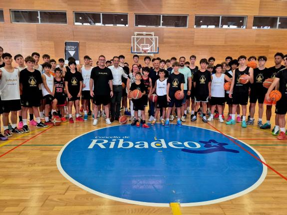 Imagen de la noticia:Villares visita a los participantes en el II Campus Internacional de Baloncesto Sublime en Ribadeo