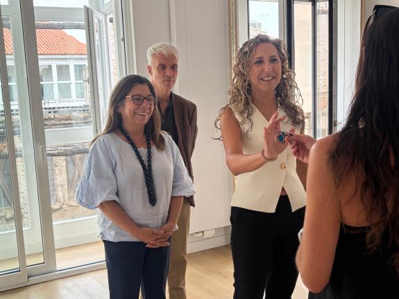Imagen de la noticia:La Xunta entrega una nueva vivienda rehabilitada en el barrio de Ferrol se lo ve al amparo del Plan Rexurbe