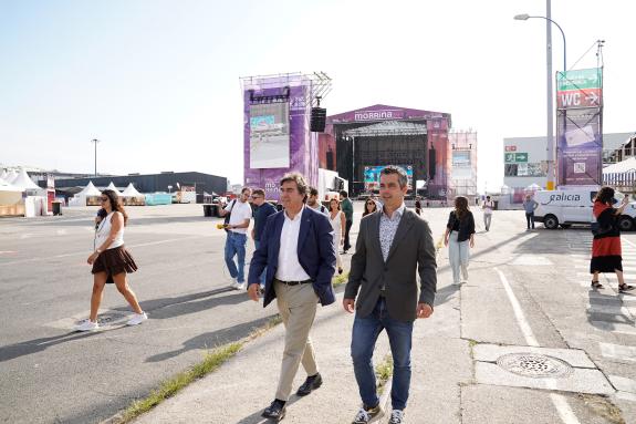 Imaxe da nova:Marcos Gómez Román visita a montaxe do Morriña Fest, que converte A Coruña nun dos grandes epicentros da música en directo esta fin...
