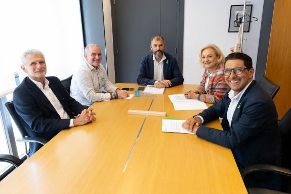 Imaxe da nova:O xerente do Servizo Galego de Saúde reúnese coa Asociación Española Contra o Cancro para coñecer as liñas estratéxicas e os princi...