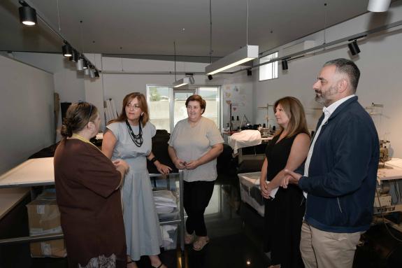 Imaxe da nova:A Xunta pon de relevo en Cambre o apoio da Rede de polos á consultora de moda Anaó e á súa aposta polo emprendemento ligado ao terr...