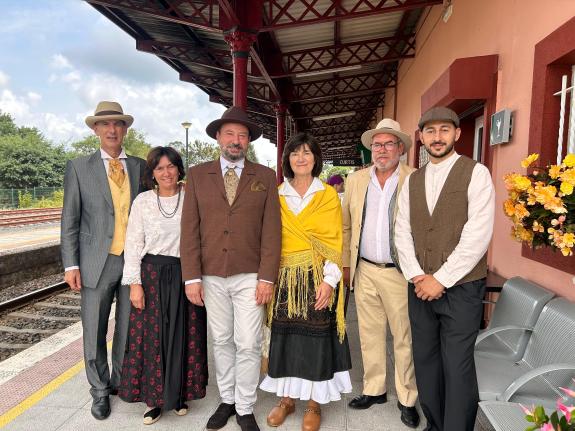 Imaxe da nova:Xosé Merelles salienta en Curtis o valor das recreacións históricas como atractivo turístico durante o pregón das festas do 1900