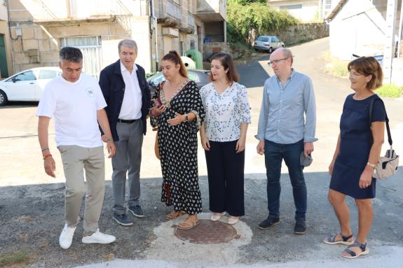 Imaxe da nova:O delegado da Xunta supervisa o remate das obras de conservación da senda peonil na estrada OU-404 no núcleo de Barral, no concello...