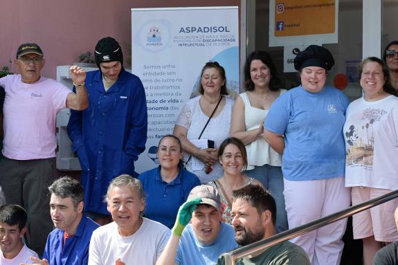 Imagen de la noticia:La Xunta pone en valor los más de 30 años de compromiso de Aspadisol en favor de las personas con discapacidad de Oleiros y ...