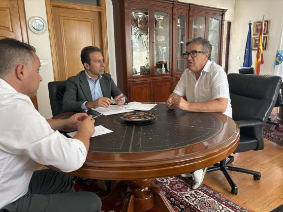 Imaxe da nova:O delegado da Xunta e o alcalde de Pastoriza abordan actuacións para mellorar infraestruturas e servizos no concello