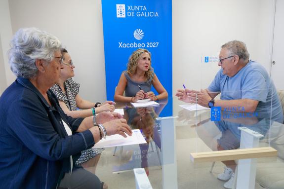 Imagen de la noticia:Martina Aneiros mantiene una reunión con representantes de la asociación cultural 'Valdoviño en tu camino'