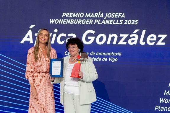Imagen de la noticia:Fabiola García pone en valor el talento femenino en la ciencia con la entrega a África González y Yolanda Preciado del Premi...