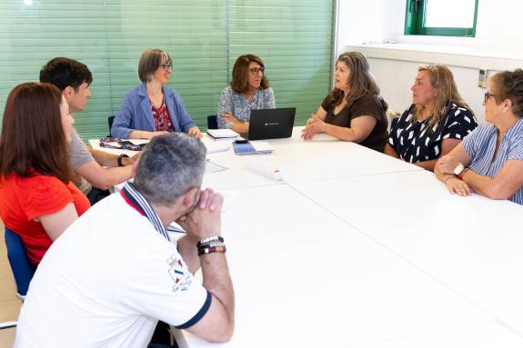 Imagen de la noticia:La Xunta y las cofradías de Lourizán,  Raxó y Pontevedra evalúan la evolución de la campaña marisquera en la lonja de Campel...