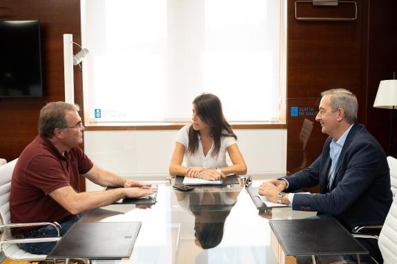 Imagen de la noticia:La conselleira María M. Allegue mantiene un encuentro de trabajo con el alcalde de Castro de Rei