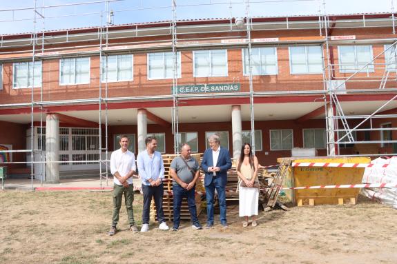 Imagen de la noticia:Manuel Pardo supervisa el comienzo de las obras para el relevo de la cubierta del Colegio de Sandiás a las que la Xunta dest...