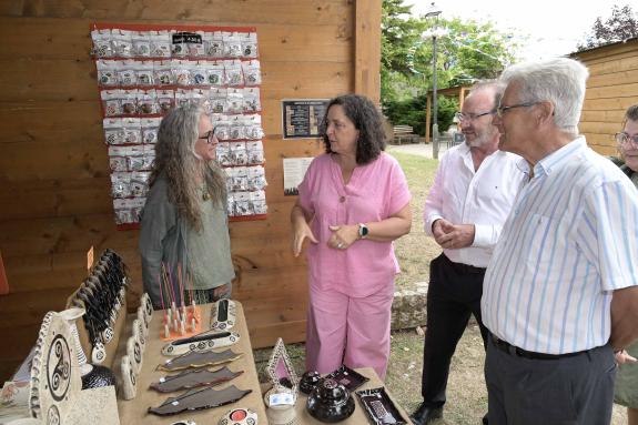 Imaxe da nova:Belén do Campo visita a XLI Mostra da Olería de Buño e destaca o apoio do goberno galego ao relevo xeneracional e á proxección da a...