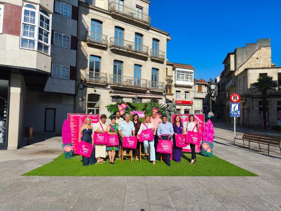 Imaxe da nova:A Xunta pon de relevo a Shopping Night de Redondela e a Tarxeta Activa Comercio do Porriño polo seu pulo dinamizador ao consumo loc...