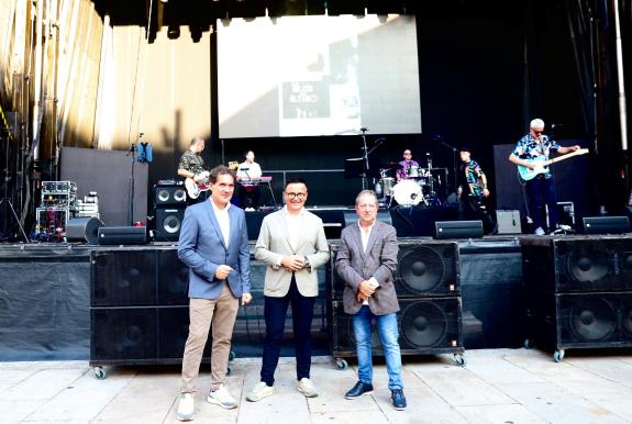Imaxe da nova:José González asiste no Carballiño á xornada musical organizada no marco da celebración do Día da Emigración
