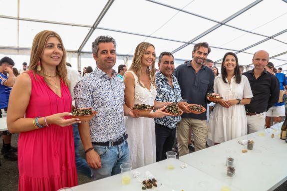 Imaxe da nova:Diego Calvo e Fabiola García asisten á Festa do percebe de Aguiño en Ribeira
