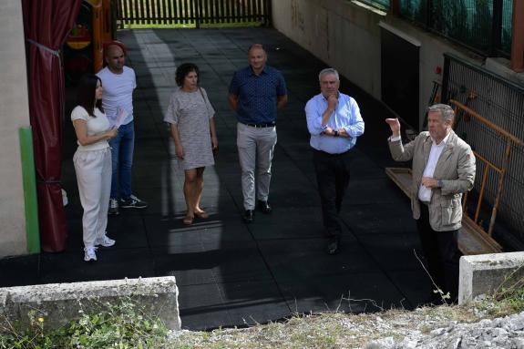 Imaxe da nova:A Xunta comproba o inicio das obras de mellora no exterior da escola infantil de Carral, nas que inviste preto de 30.000 euros