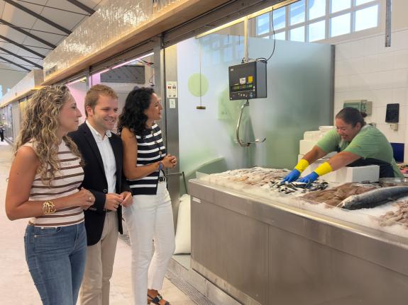 Imaxe da nova:Martina Aneiros destaca o compromiso da Xunta coas prazas de abastos na reapertura da peixería de Ucha