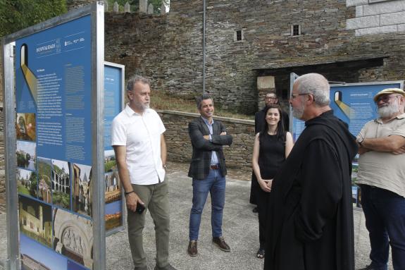 Imaxe da nova:O comisario do Xacobeo 2027 inaugura en Samos a mostra Hospitalidade monástica, que recupera a memoria dos mosteiros como espazos d...