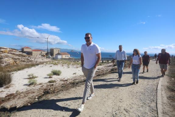 Imaxe da nova:López Campos visita a Illa de Sálvora para coñecer as necesidades de actuacións en materia de patrimonio